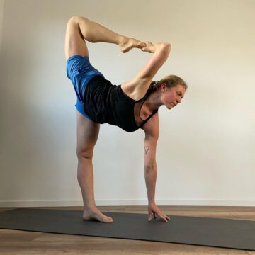 🇨 🇱 🇦 🇺 🇩 🇮 🇦 @ckmyoga Day 7x20e3 of YogaCompilation with @cyogalife DancerPose or